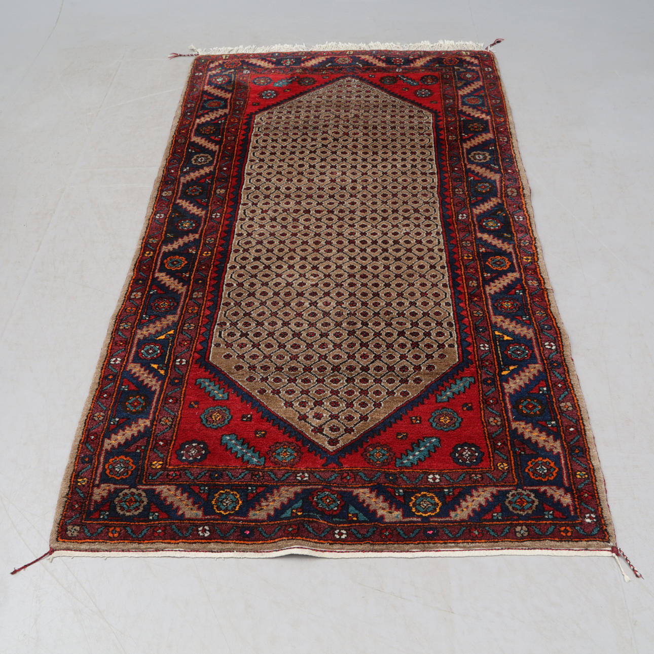 MATTA, röd, orientalisk. 220x128cm. Mattor & Textil - Mattor - Auctionet