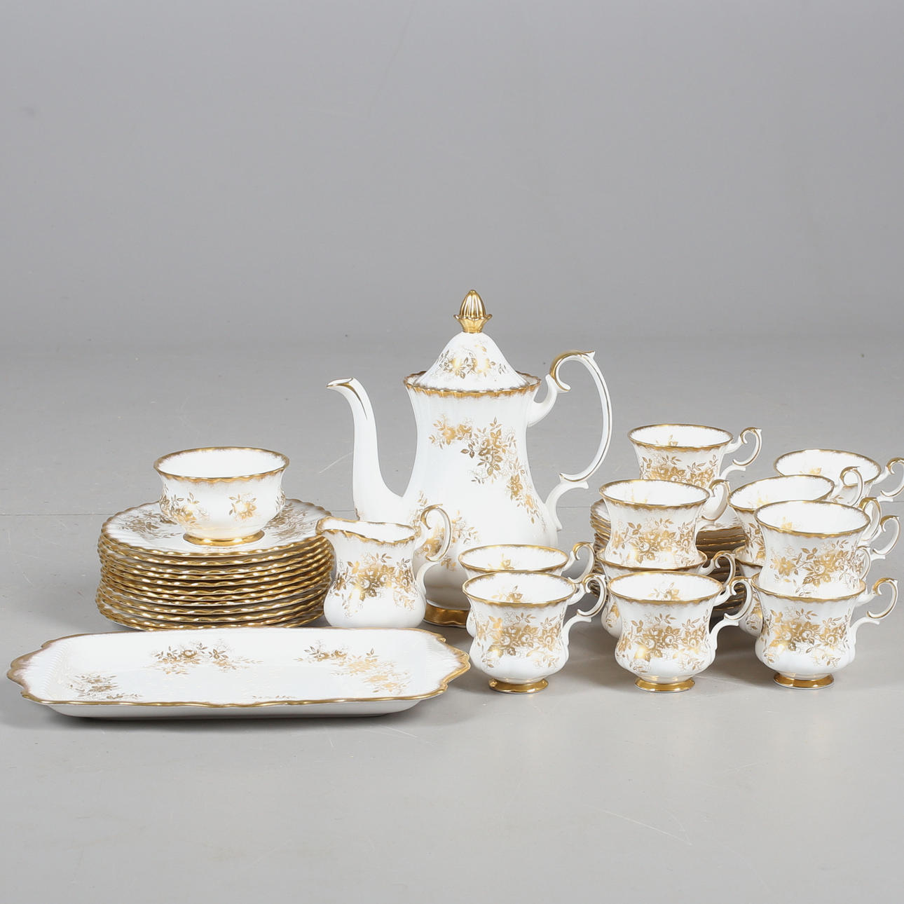 KAFFESERVIS, ca 41 delar, "Antoinette", Royal Albert, England, porslin, 1900-talets sista fjärdedel.