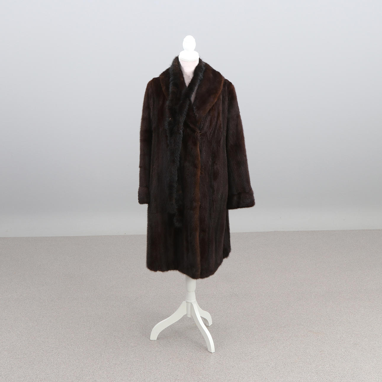 SAGAMINK, FUR COAT. Dark brown mink.