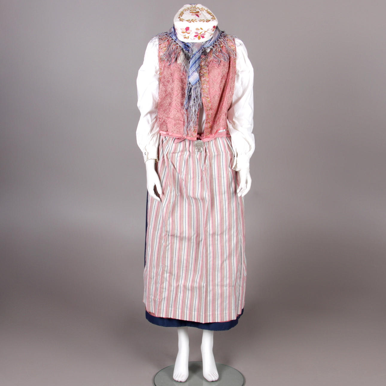 FOLKDRÄKT, med tillbehör, Blekinge.