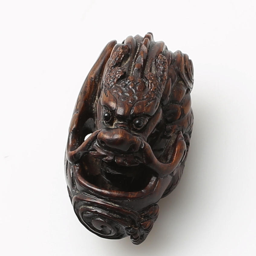 NETSUKE i form av en drake, signerad, sannolikt 1900-tal.