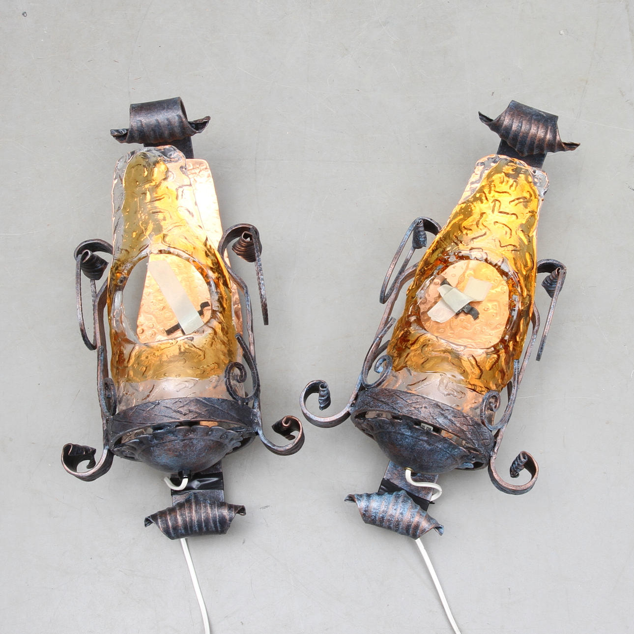 VÄGGLAMPOR, ett par, 1900-talets andra hälft.