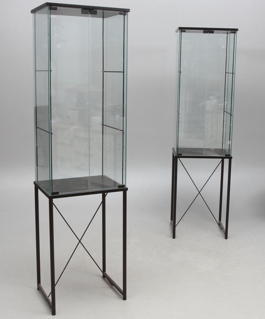 VITRIN- / MONTERSKÅP, 1 par, troligen Ikea, 1900-talets senare del.