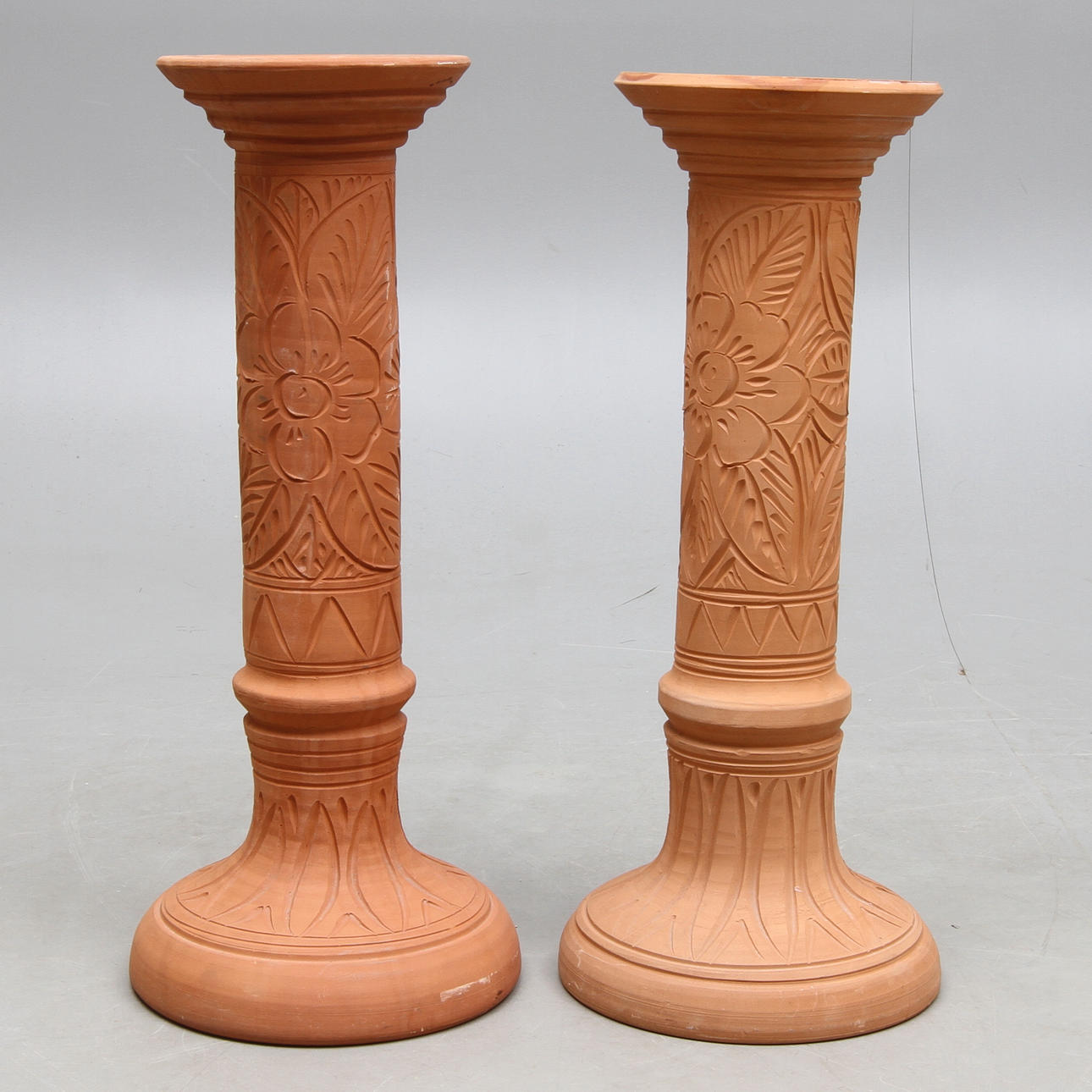 PIEDESTALER, 1 par, terracotta, 1900-talets senare del.