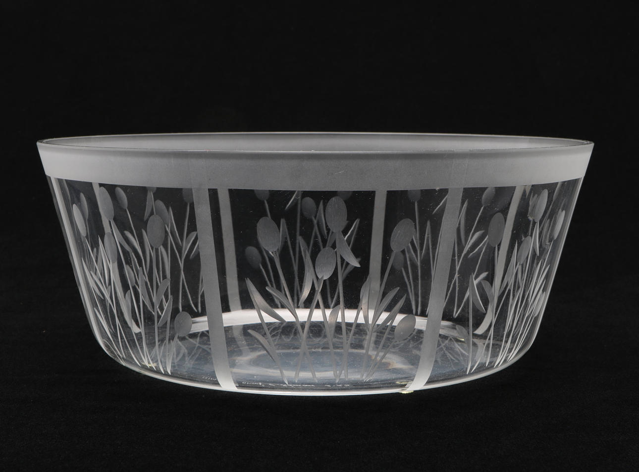 INGEGERD RÅMAN. Glasskål, Skruf, graverad dekor, signerad.