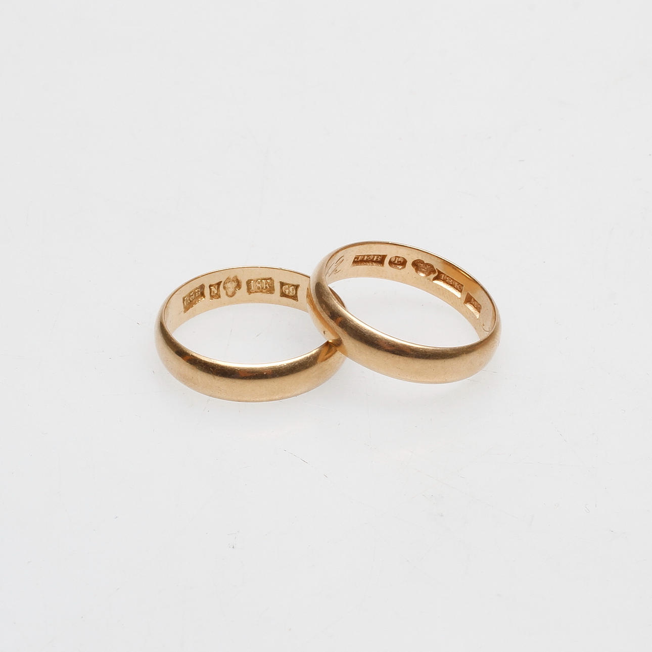 RINGAR, 2 st, 18k guld, vikt ca 7,2 gr.