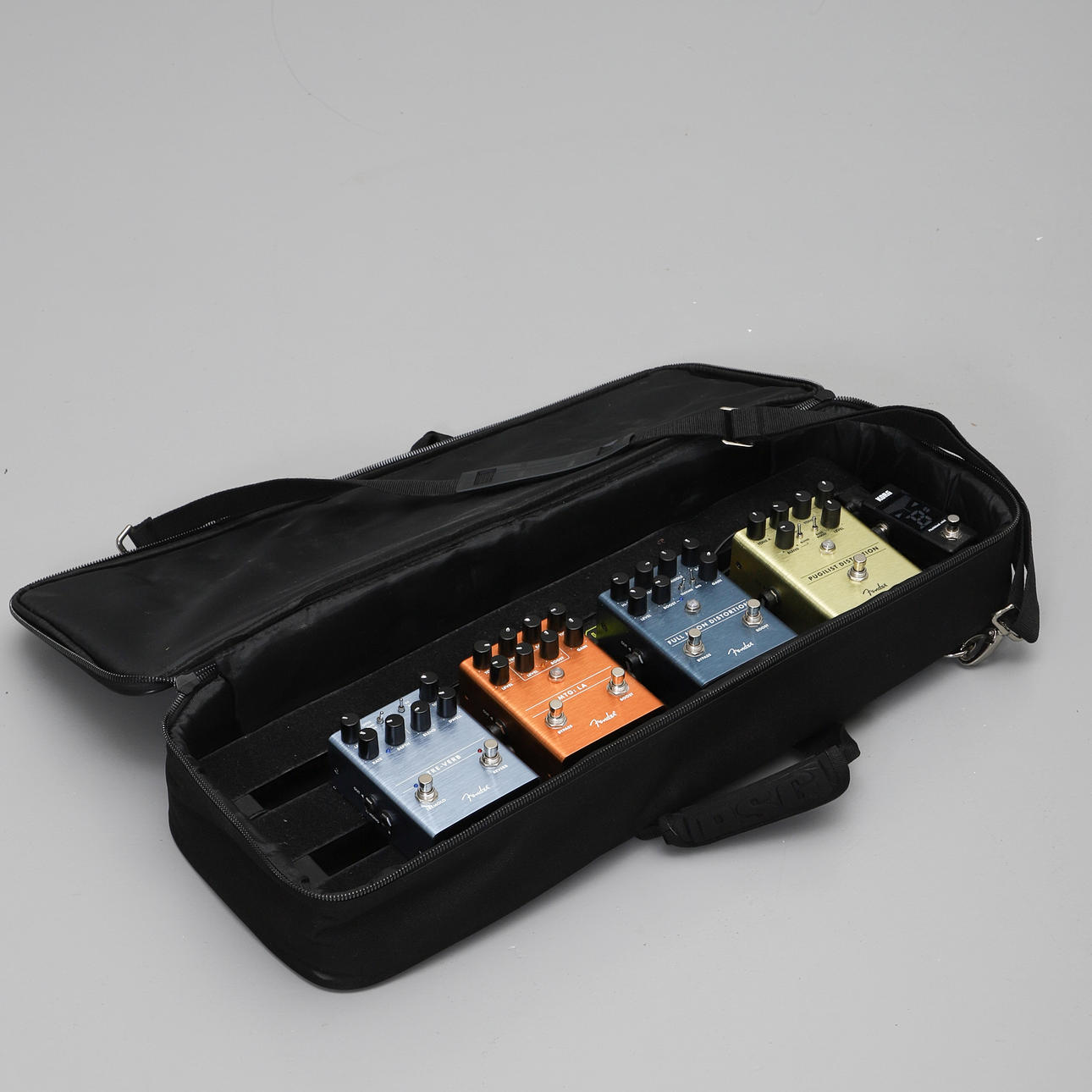 PEDALBORD, med 4 st effektpedaler för gitarr, Fender.