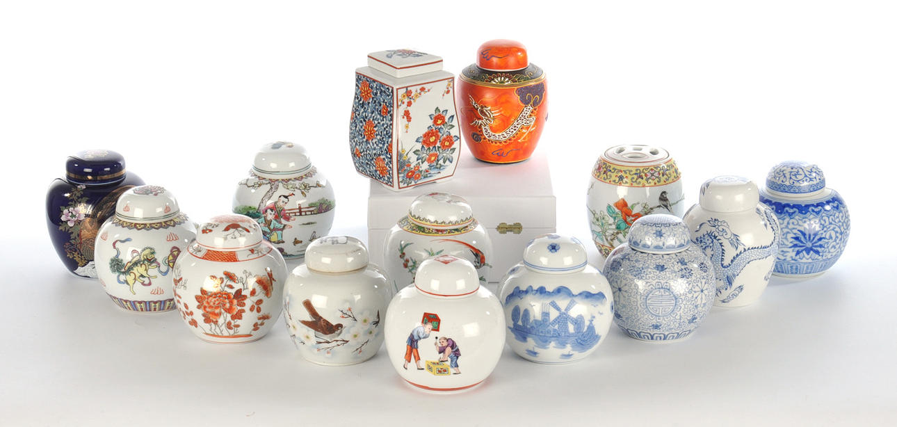 13 ASIATISCHE INGWERTÖPFE. Polykroma dekorer från Kina och Japan.