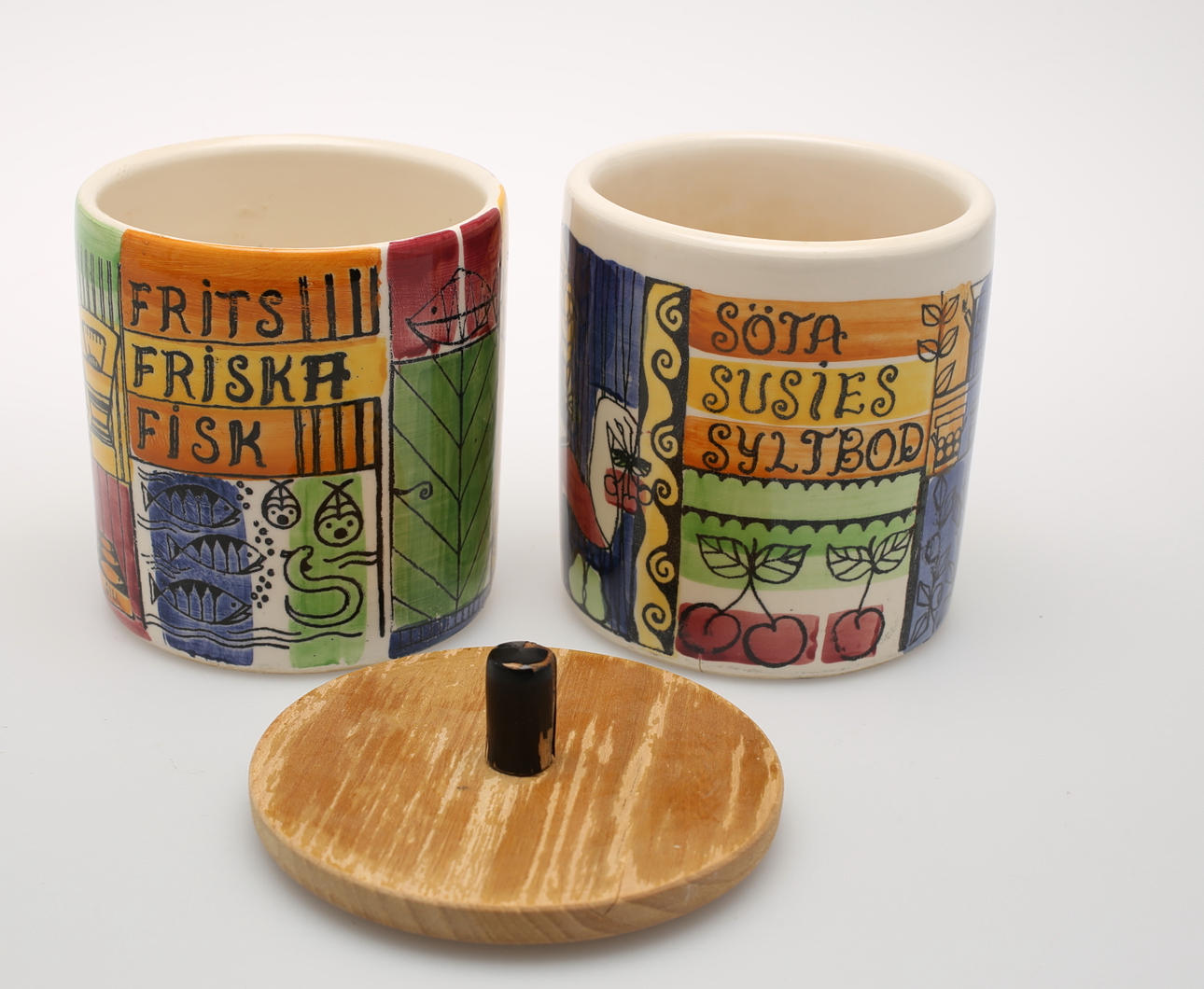 BURKAR, 2 st, med lock, "Söta Susies Syltbod" och utan lock "Frits friska Fisk", Anita Nylund, JIE Gantofta.