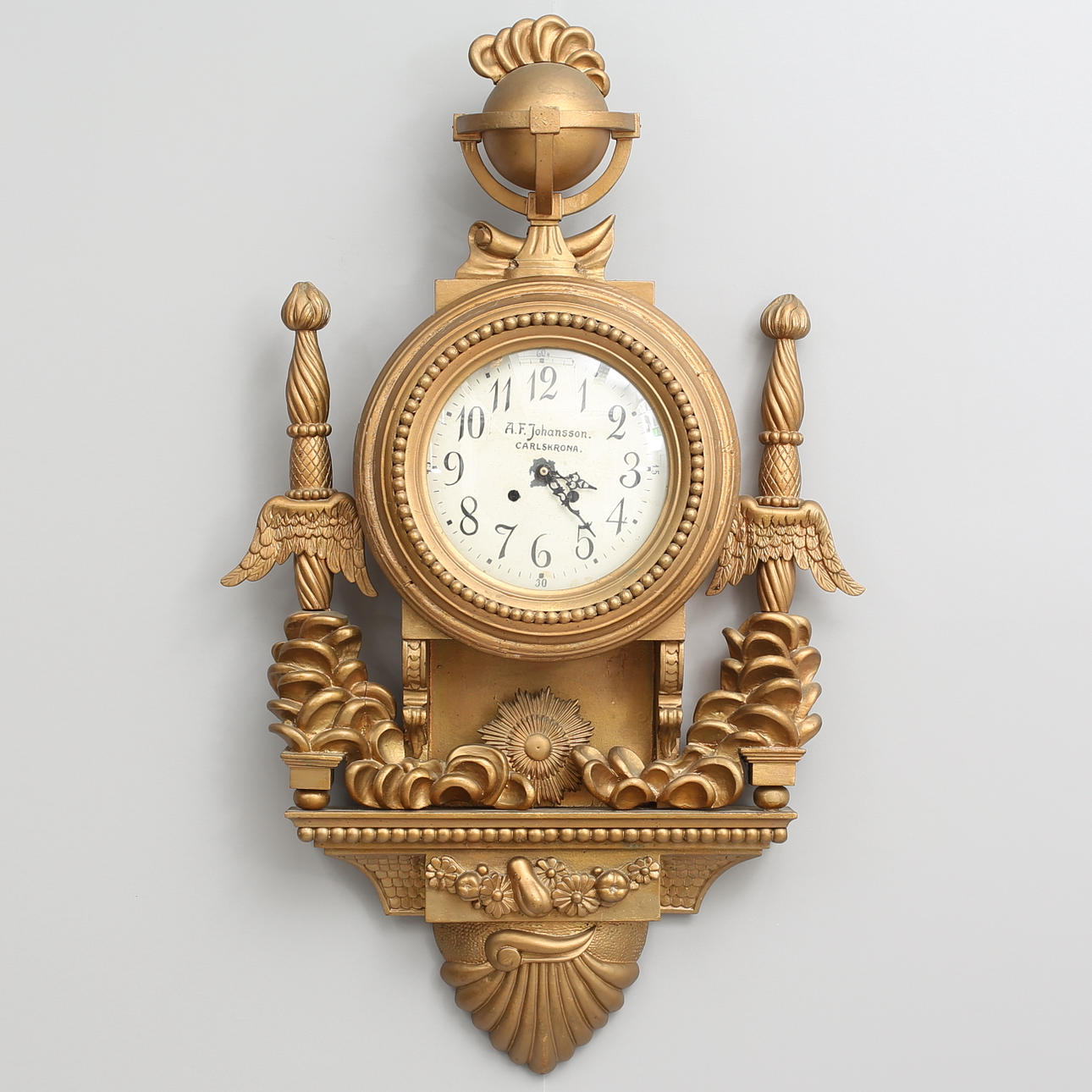 VÄGGUR, bronserat trä, A.F. Johansso, Carlskrona, 1800-tal.