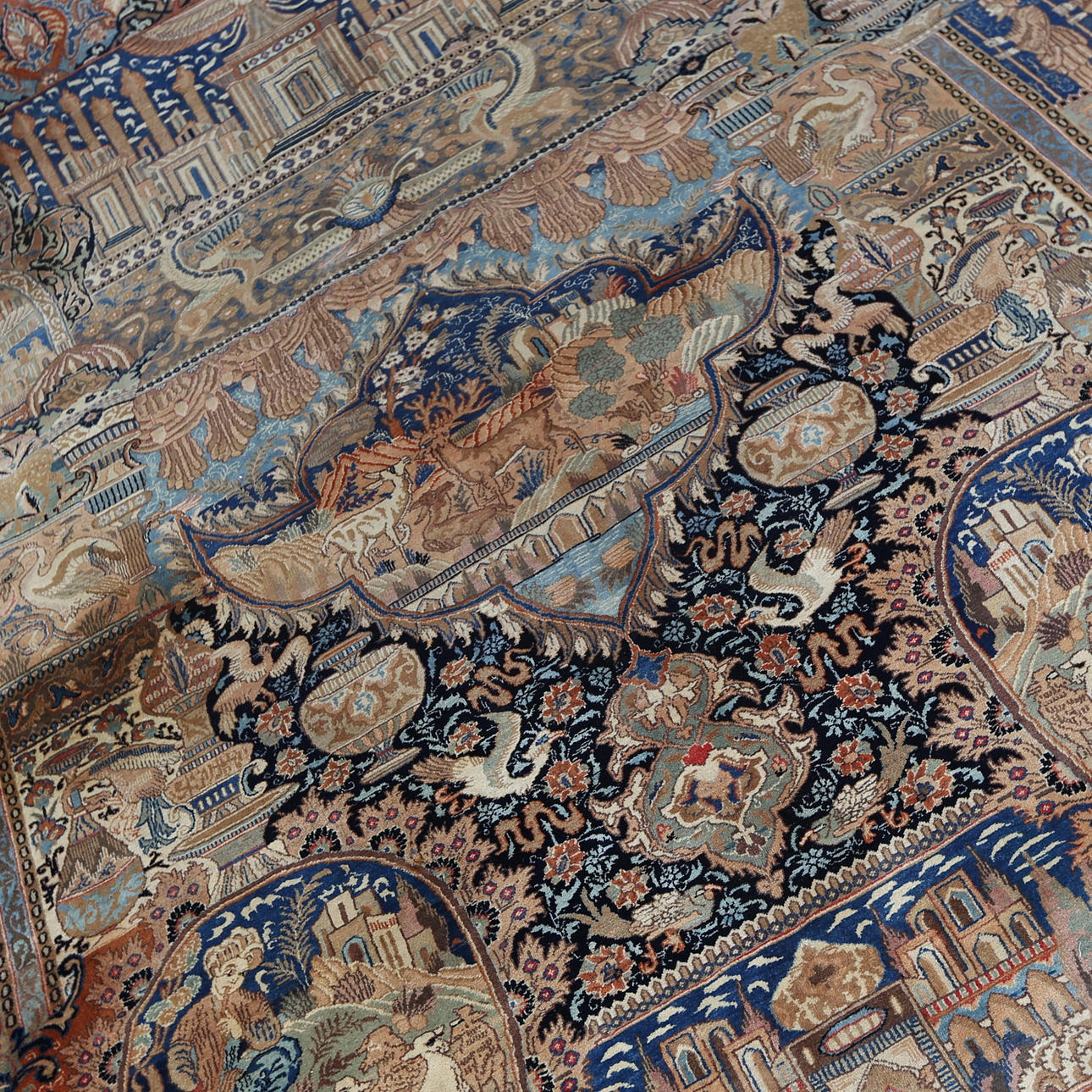 Figuraler Orientteppich aus Kaschmir, ca. 383x301 cm.