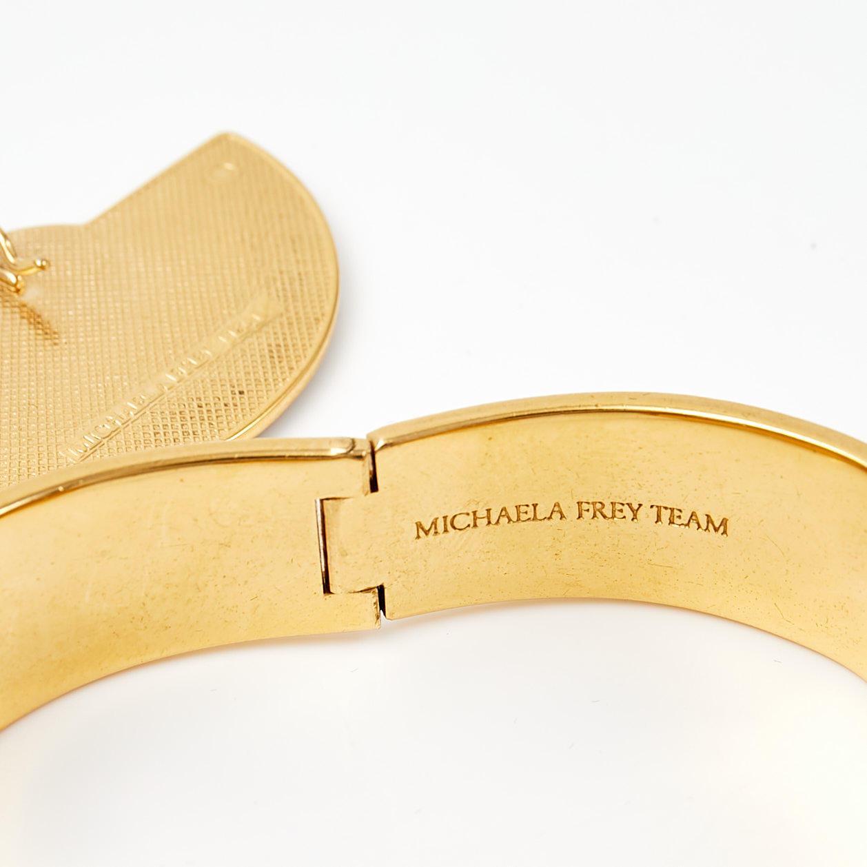 MICHAEL FREY. 2 dlr, bracelet, brooch, yellow metal, Egyptizing
