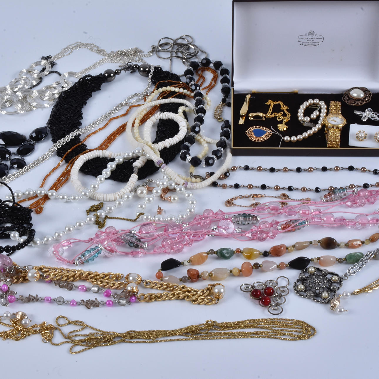 JEWELLERY, lot, inter alia SILVER.
