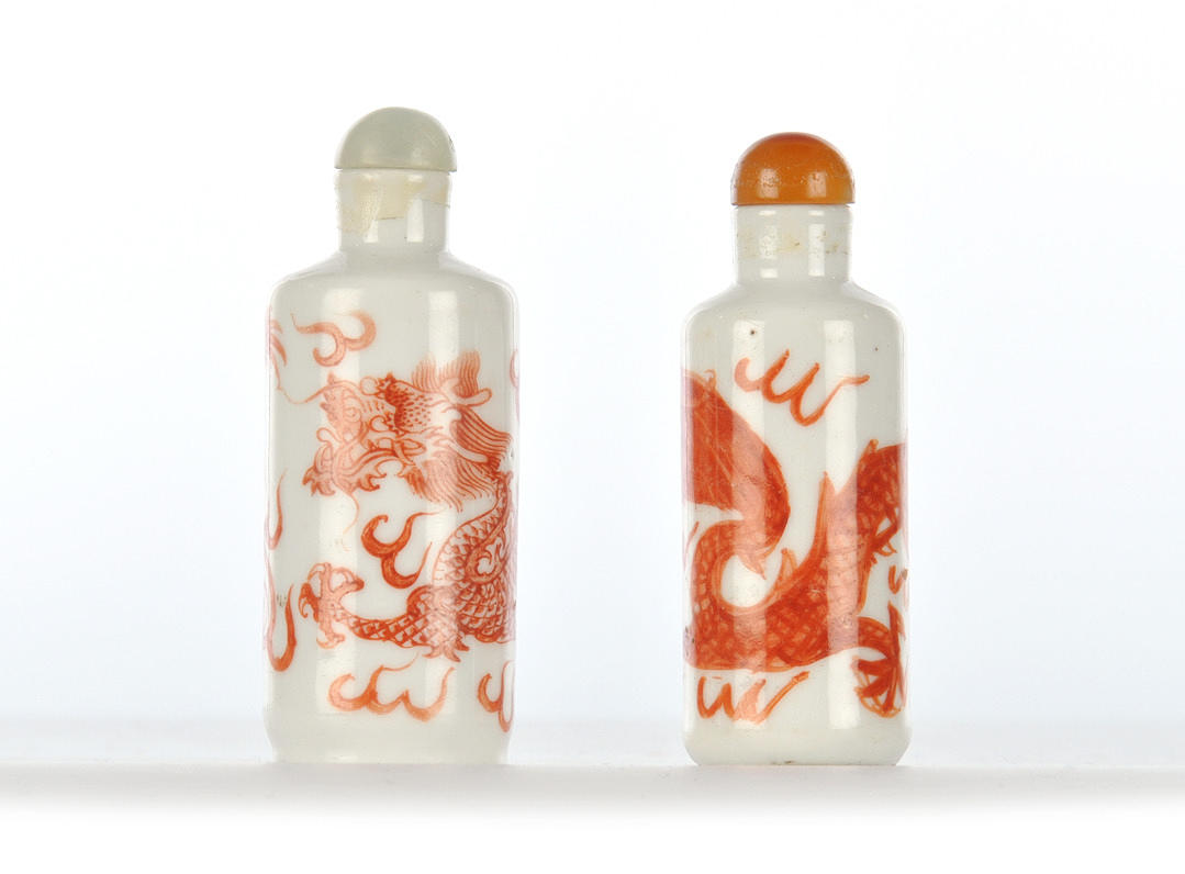 SNUFFBOTTLES, 2 STYCK. Handmålade dekoration röd drake.