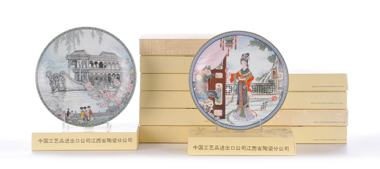 BRADFORD EXCHANGE LTD. Blandat parti, 12x dekorativa tallrikar med traditionella kinesiska motiv.