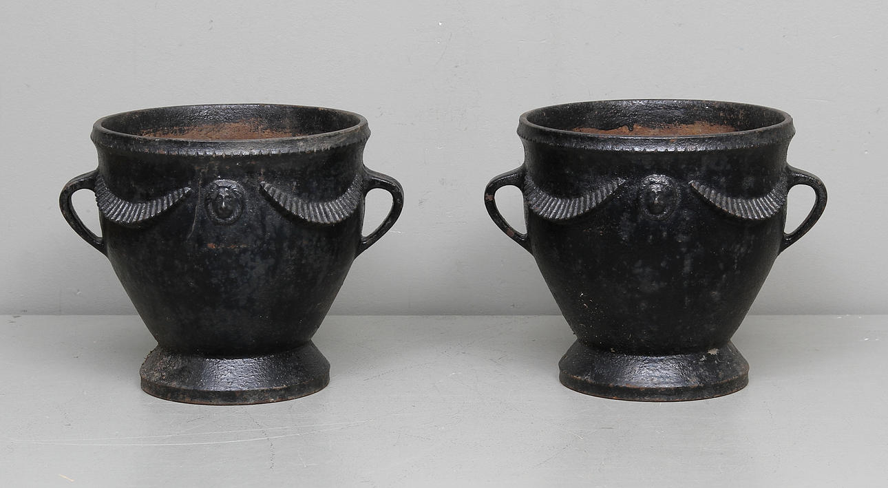 TRÄDGÅRDSURNOR, ett par, gjutjärn, 1900-talets första hälft.