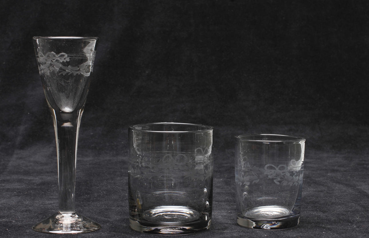 GLASSERVISDELAR, 18 delar, "Antik", Reijmyre.