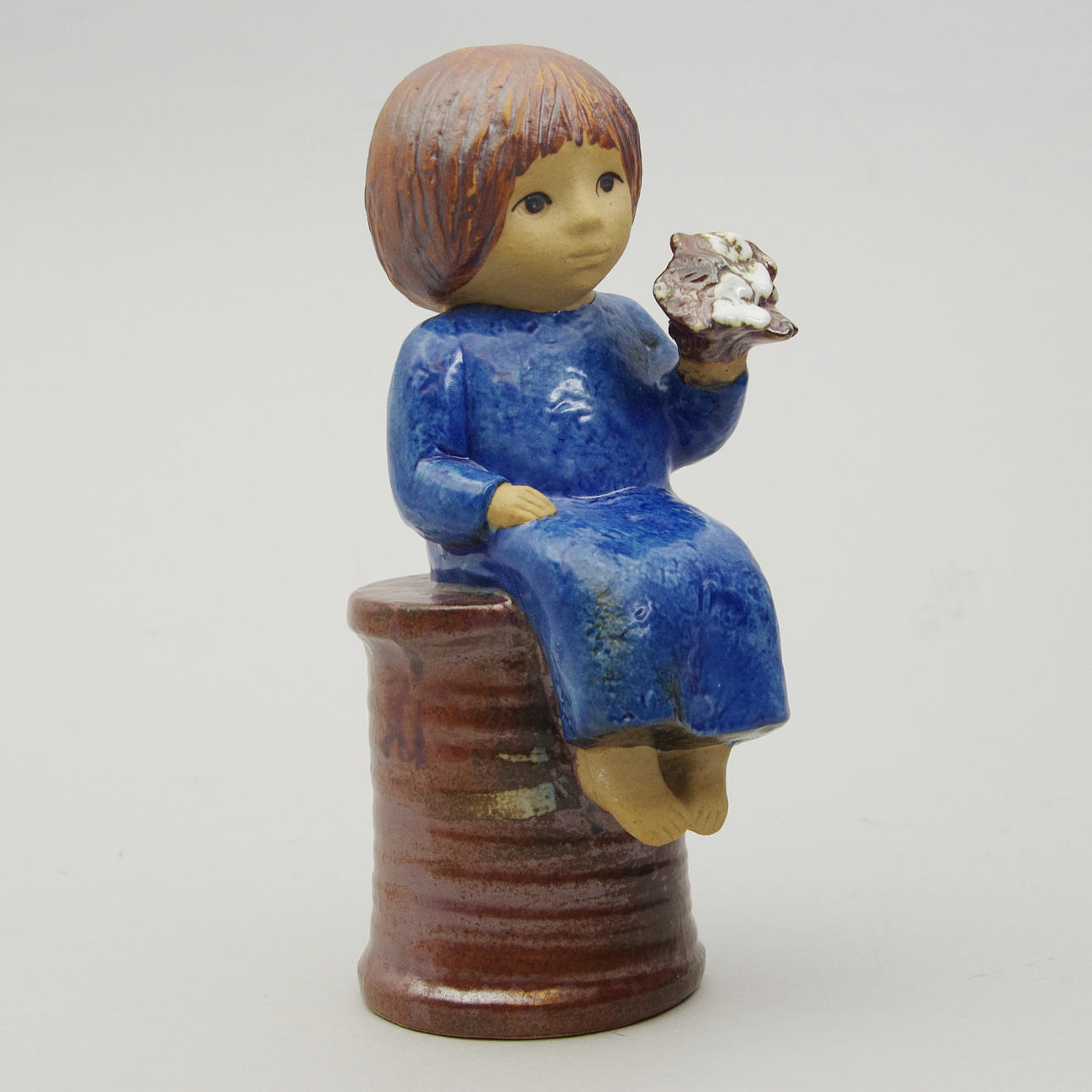 FIGURIN, flicka med blommor, Lisa Larson, Gustavsberg.