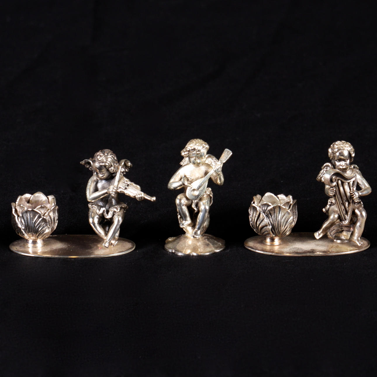 LJUSSTAKAR, ett par, samt bordssmycke, silver, Tyskland.