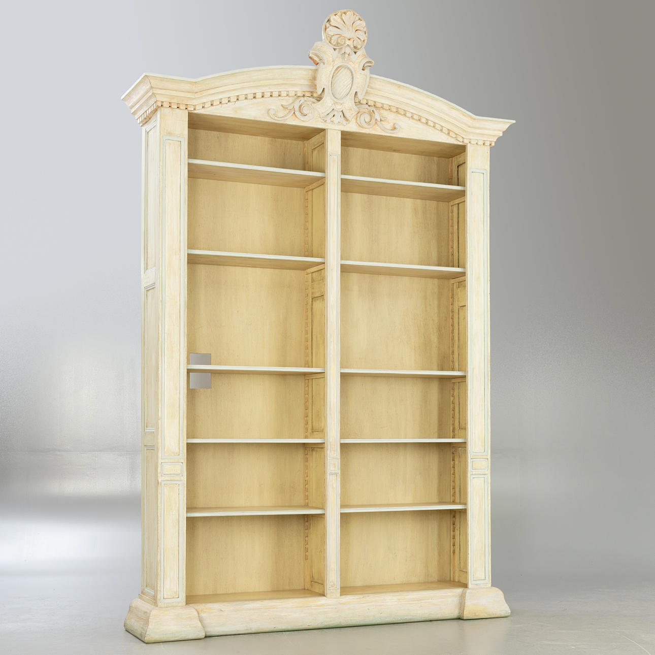 Reol, malet i antik hvid.