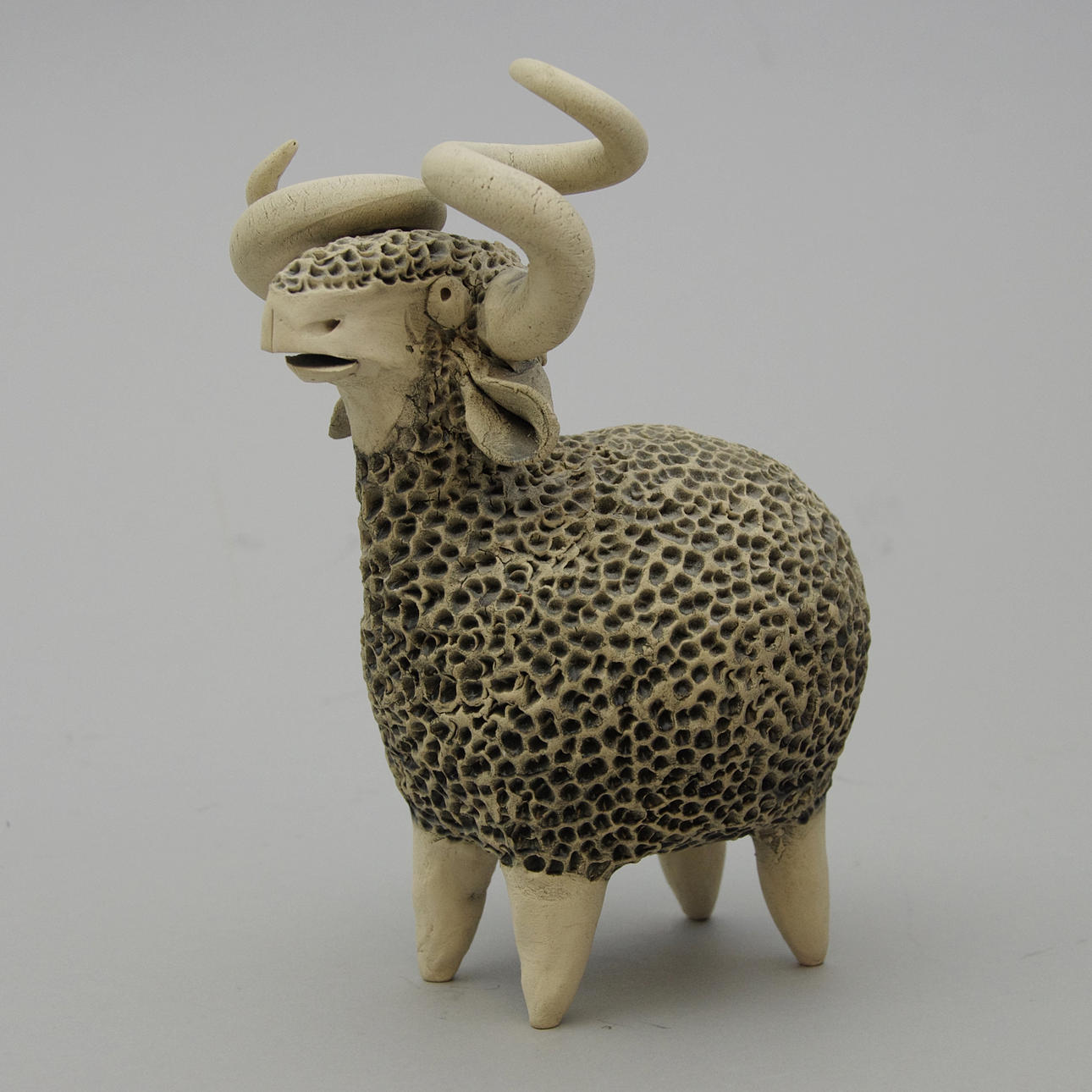 FIGURIN, keramik, bagge, osignerat.