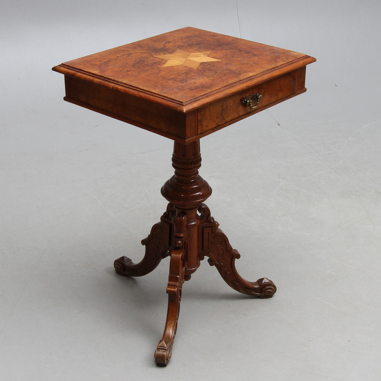 BORD, på pelarfot, skiva i rotfanér, omkring 1900.