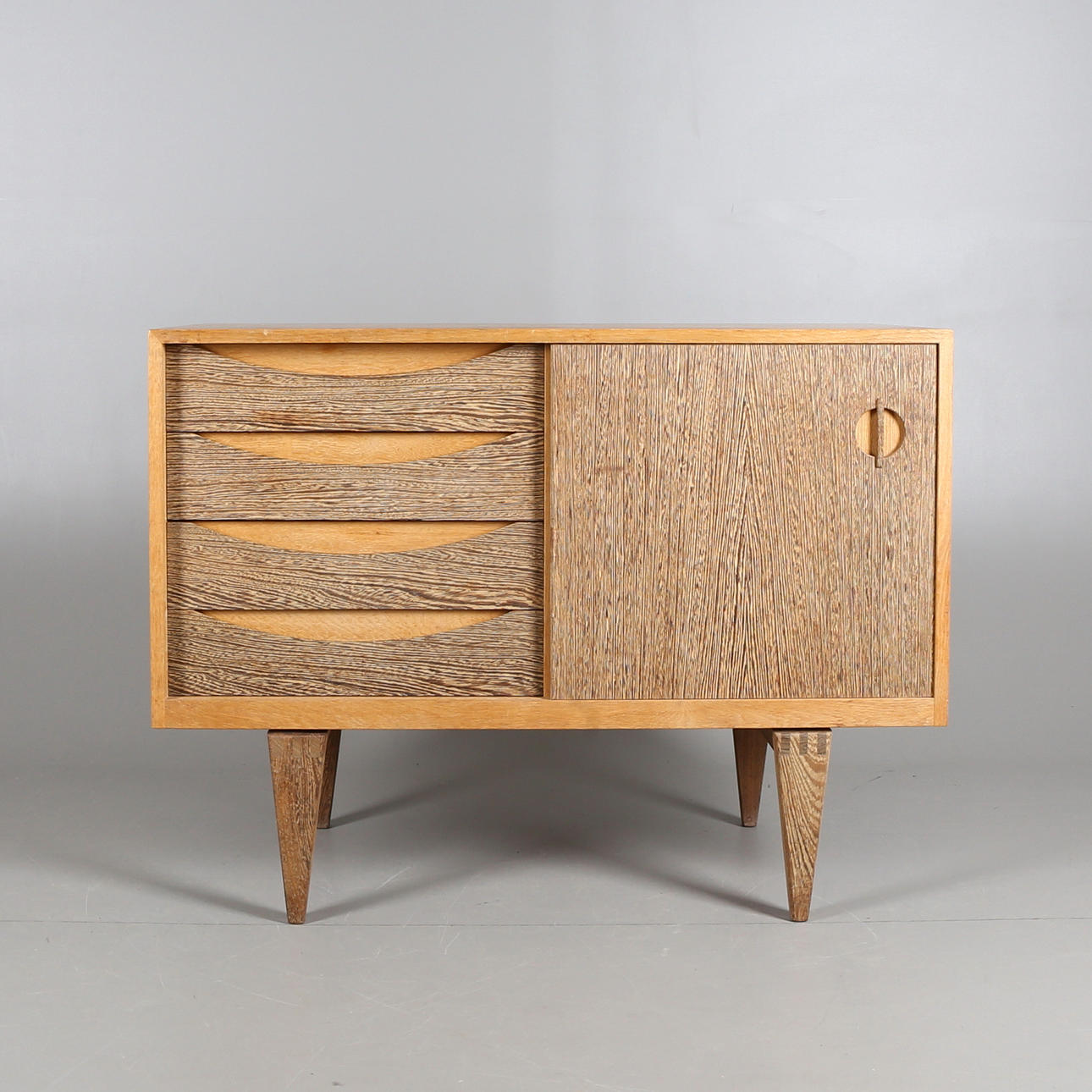 ERIK WØRTZ. Sideboard, Sverige, ek samt troligtvis zebrano, 1960-tal.