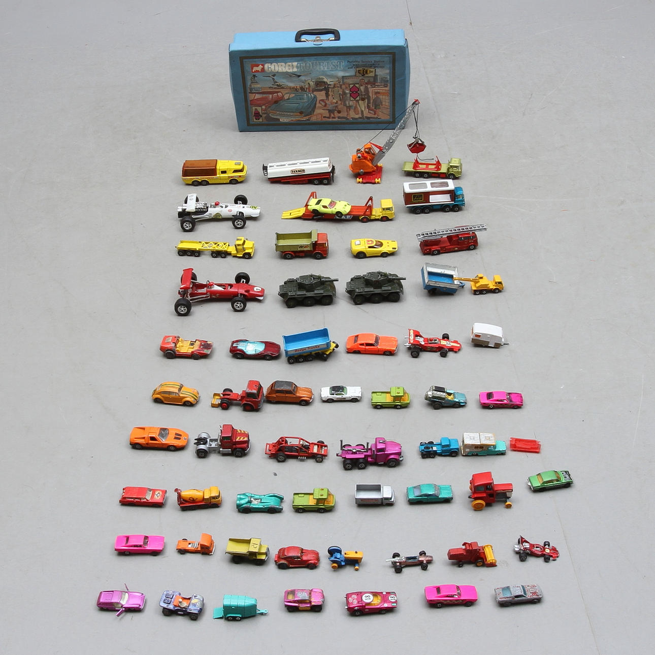 CORGI TOYS, Tourist Portable Service Station samt cirka 50 bilar.