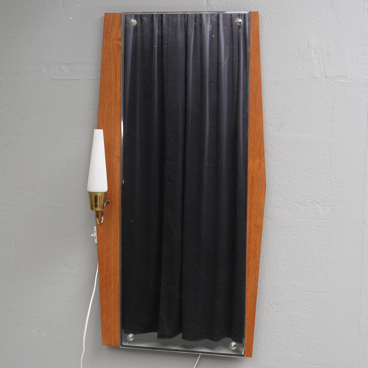 TEAKSPEGEL MED BELYSNING. 1950/60-tal.