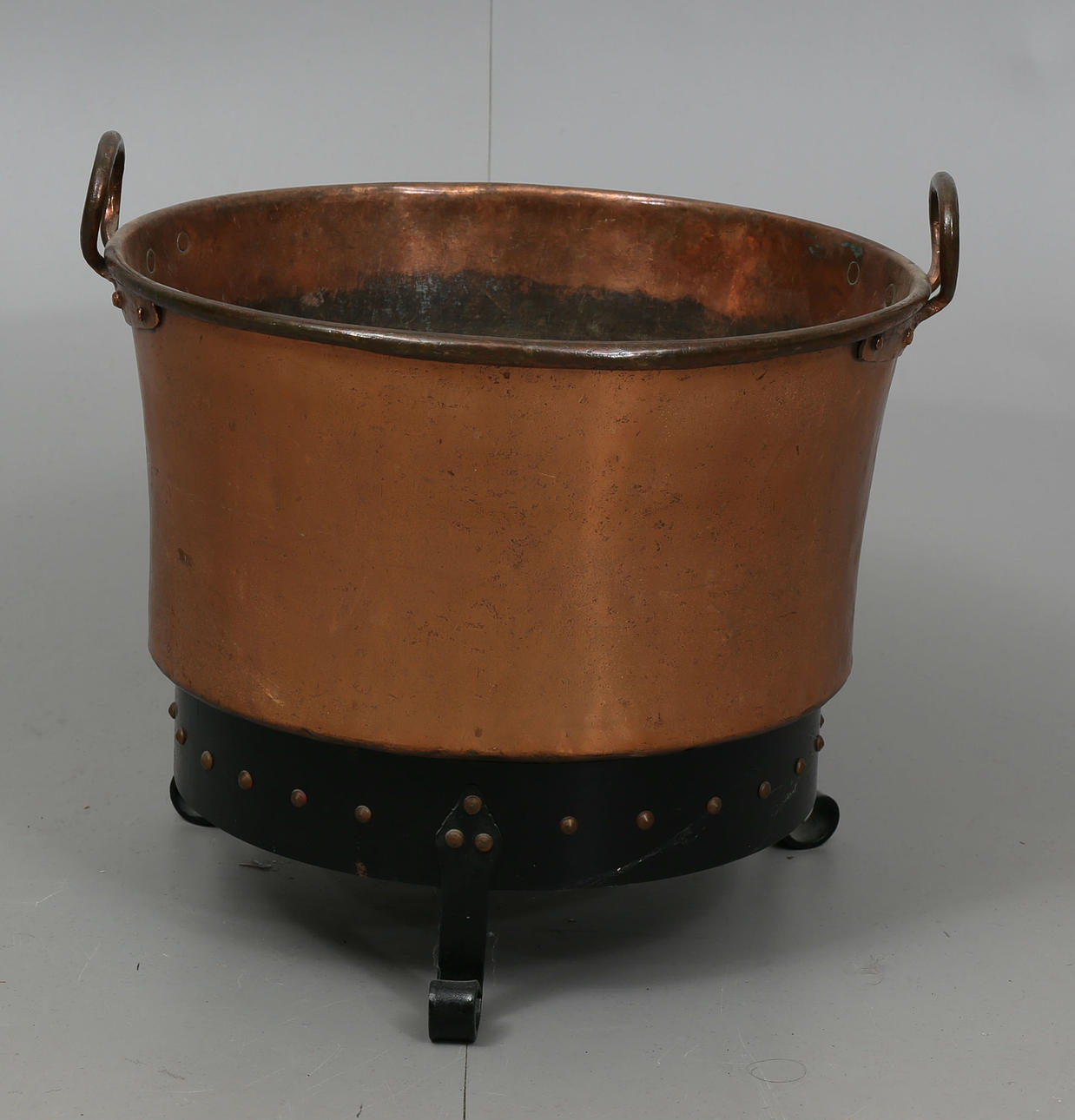 STORT KOPPARKÄRL MED SMIDESSTÄLLNING, 1900-talets första hälft.