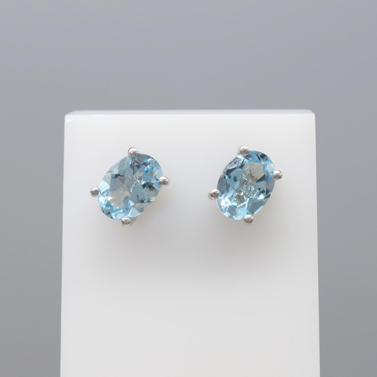 AKVAMARIN ÄDELSTEN silverörhängen.