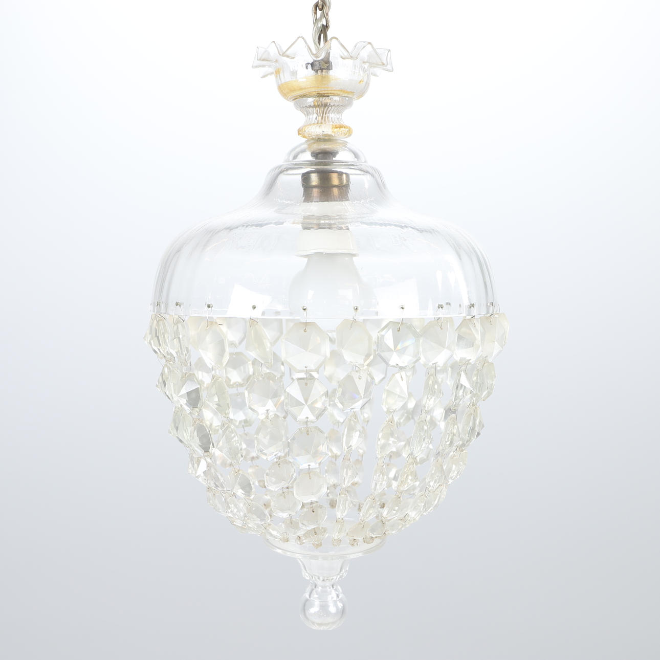 Ein Glaskugel-Kronleuchter, erste Hälfte des 20. Jahrhunderts.