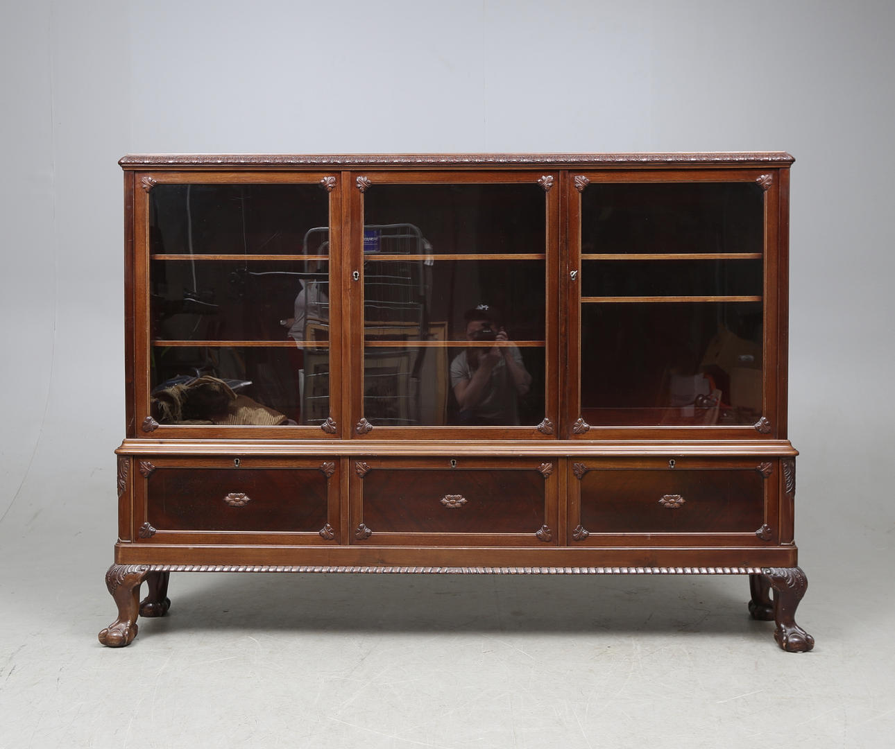 SKÅP MED VITRIN, 1900-tal.