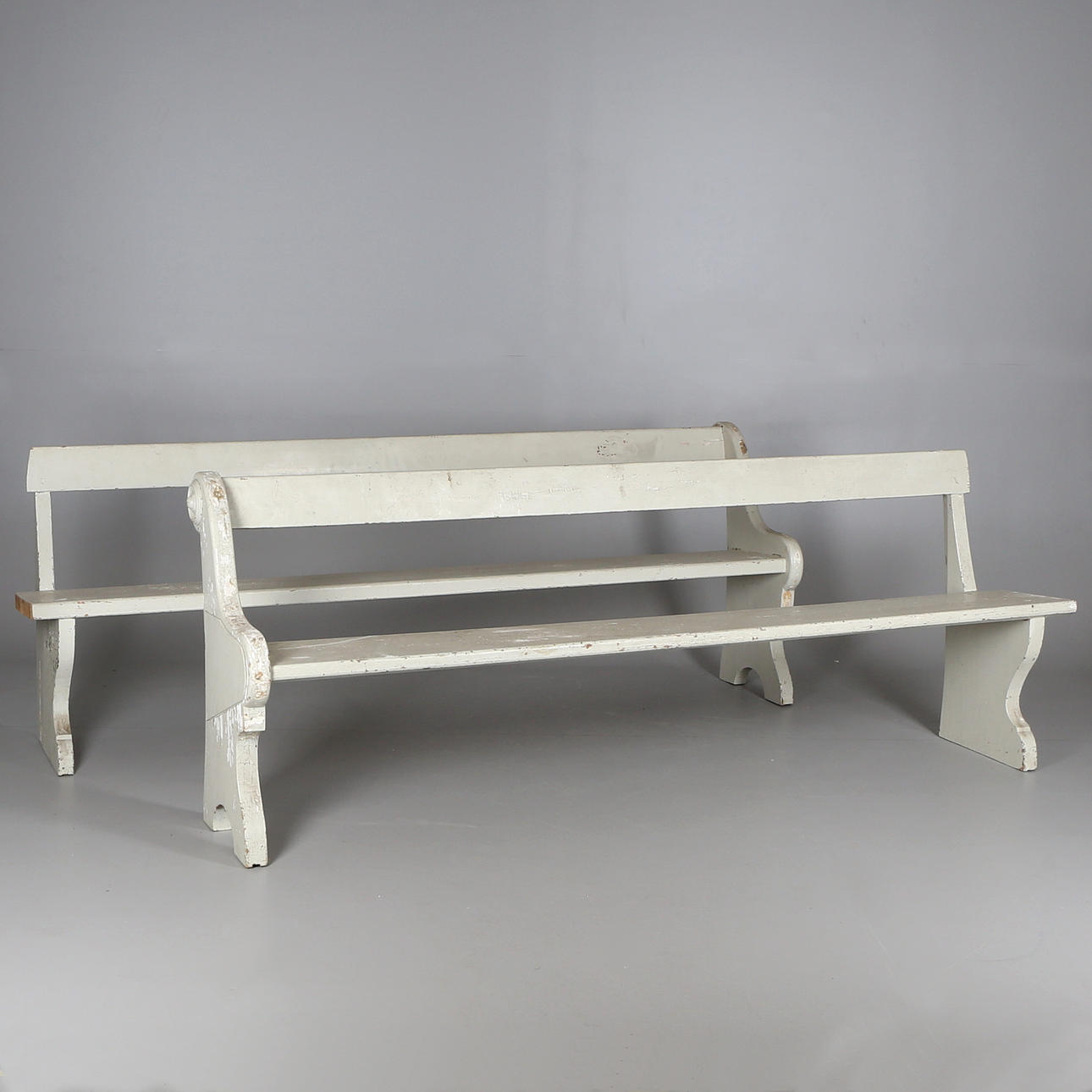 KYRKBÄNKAR, 2 st, trä, troligen 1800-talets första hälft.