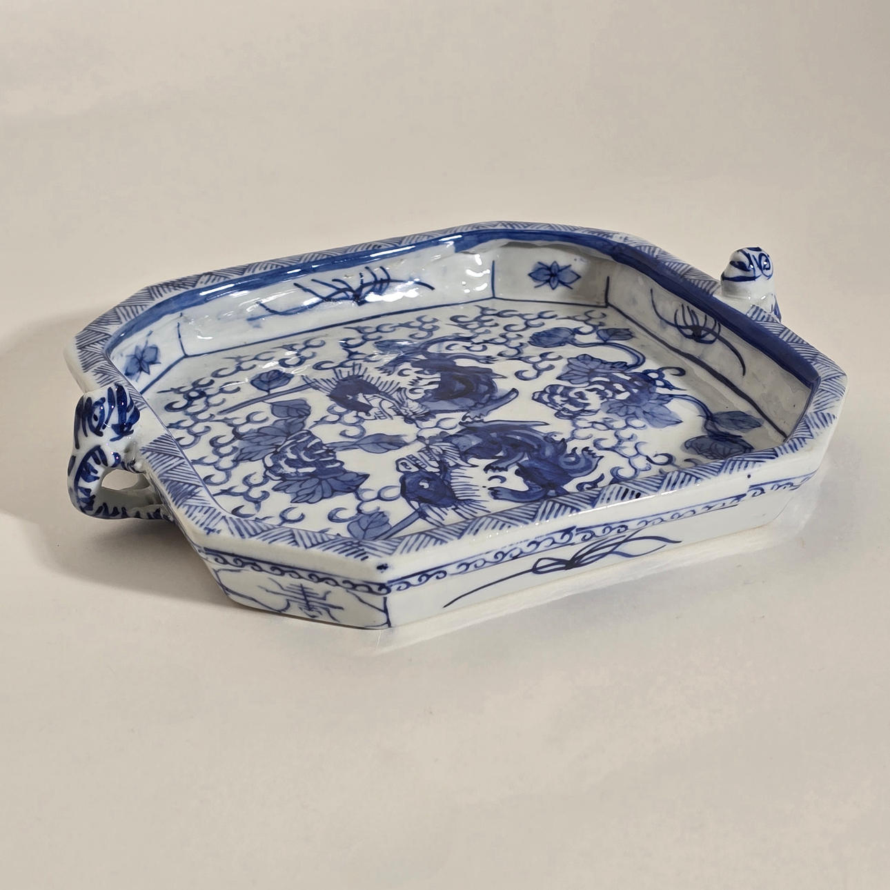 BLÅ PORSLINSBRICKA.