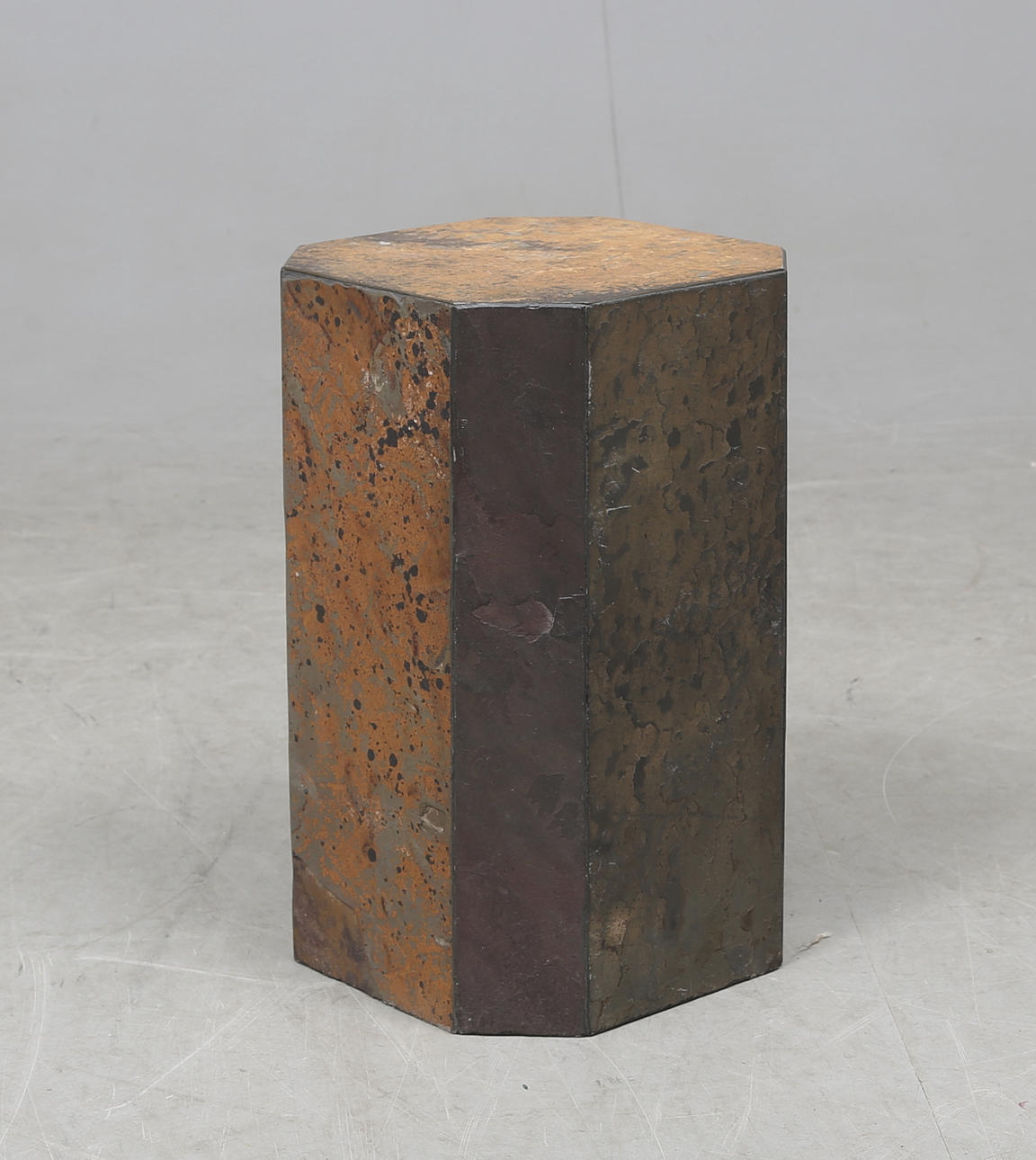 PIEDELSTAL/PODIUM, sten, 1900-tal.