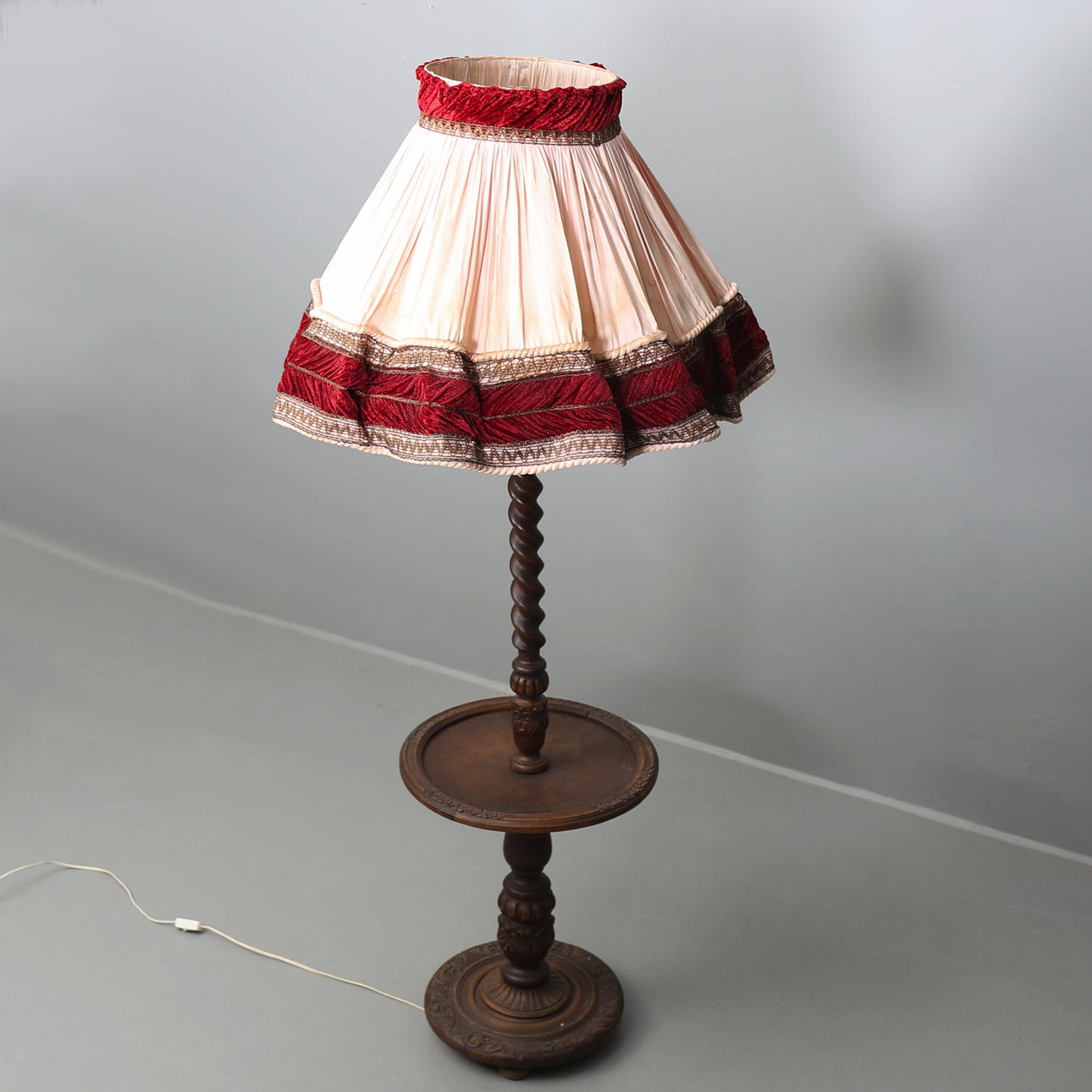 Golvlampa i ek, 1930-tal.