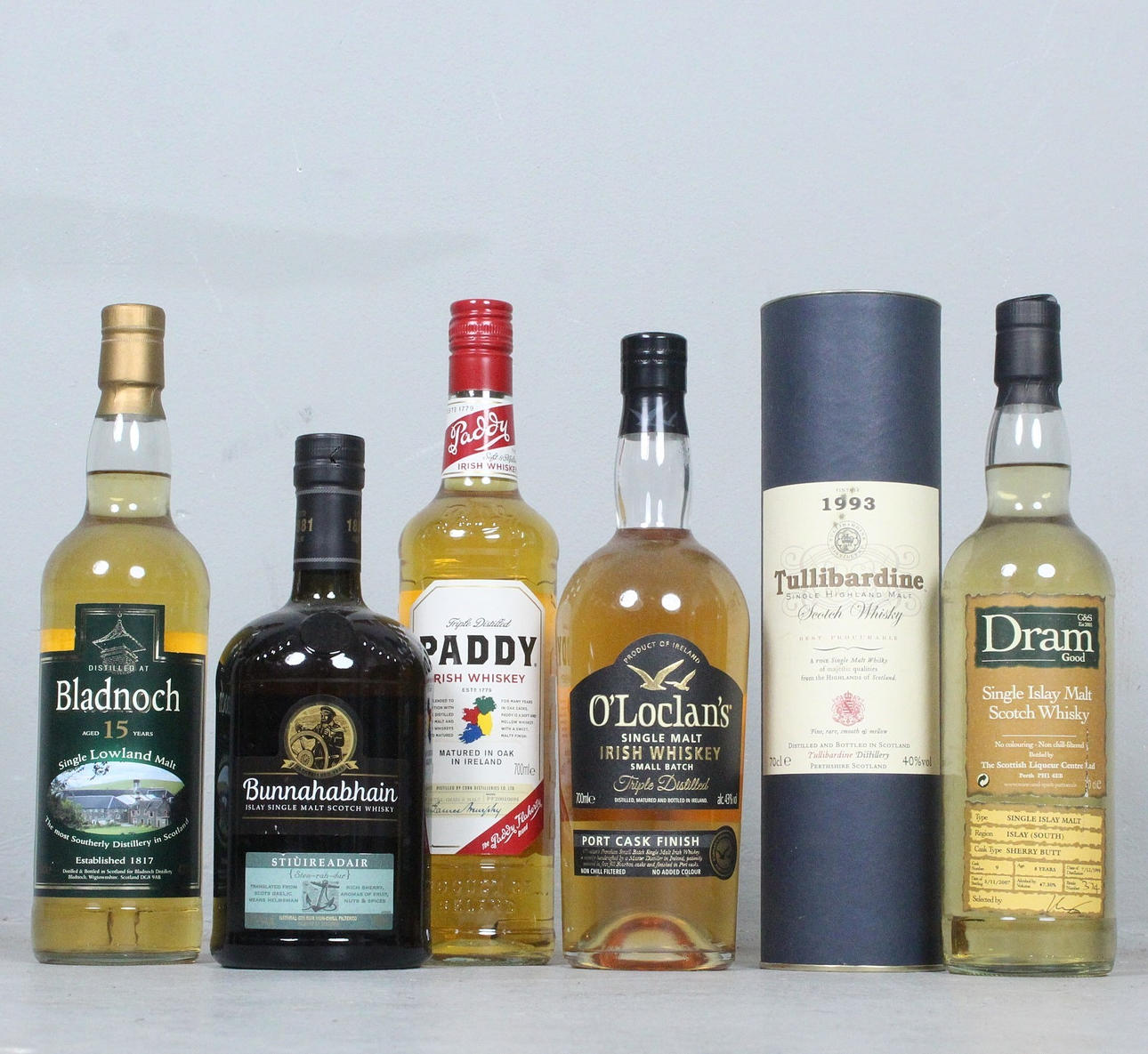 Massor av whisky, sex flaskor.