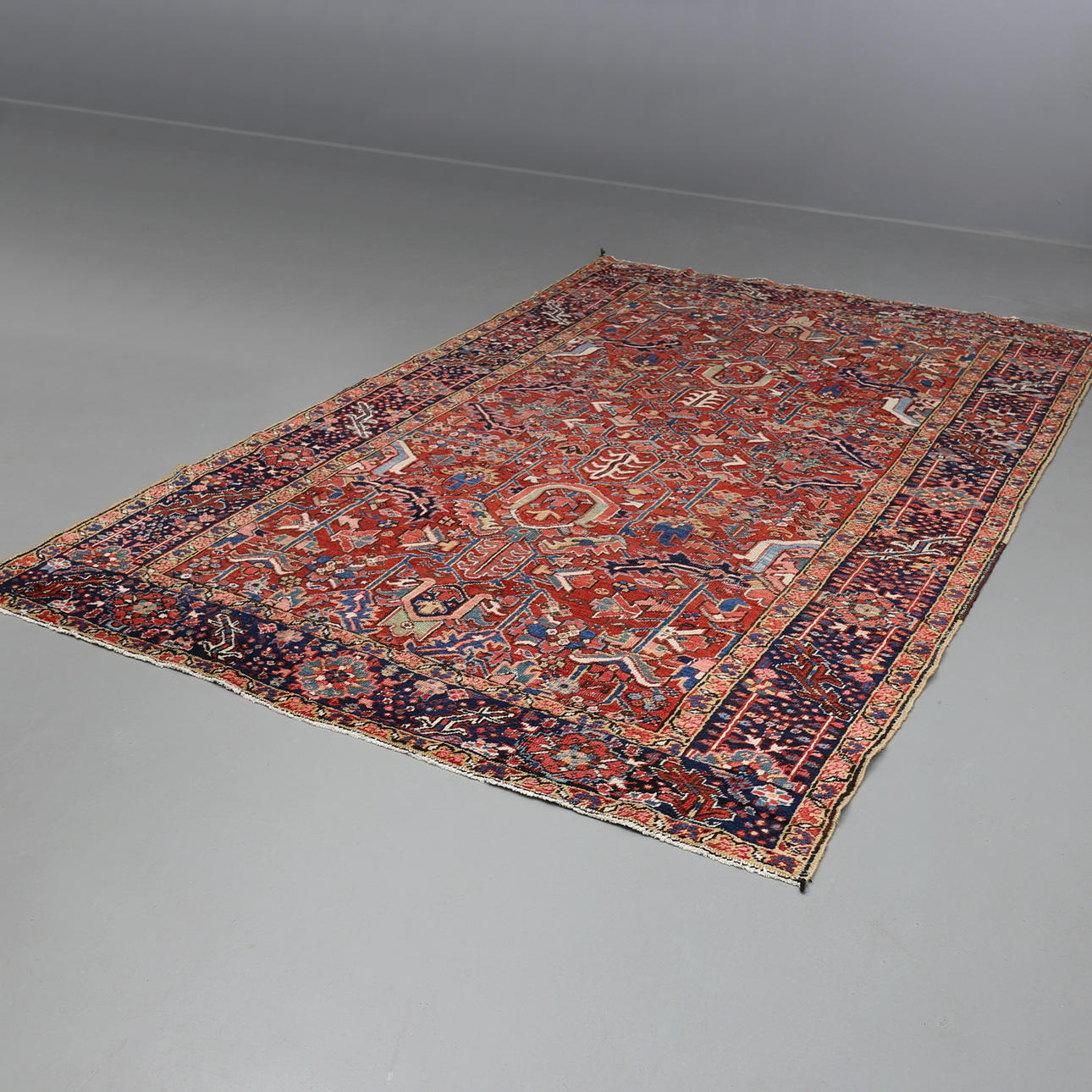 MATTA, persisk, Heriz, troligen 1920/30-tal, 325x226 cm.