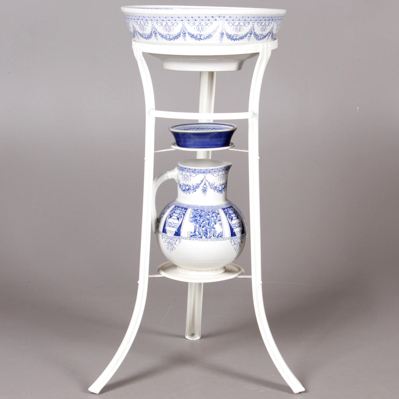 TVÄTTSERVIS, på ställning, flintgods, "Como", Gustavsberg, tidigt 1900-tal.