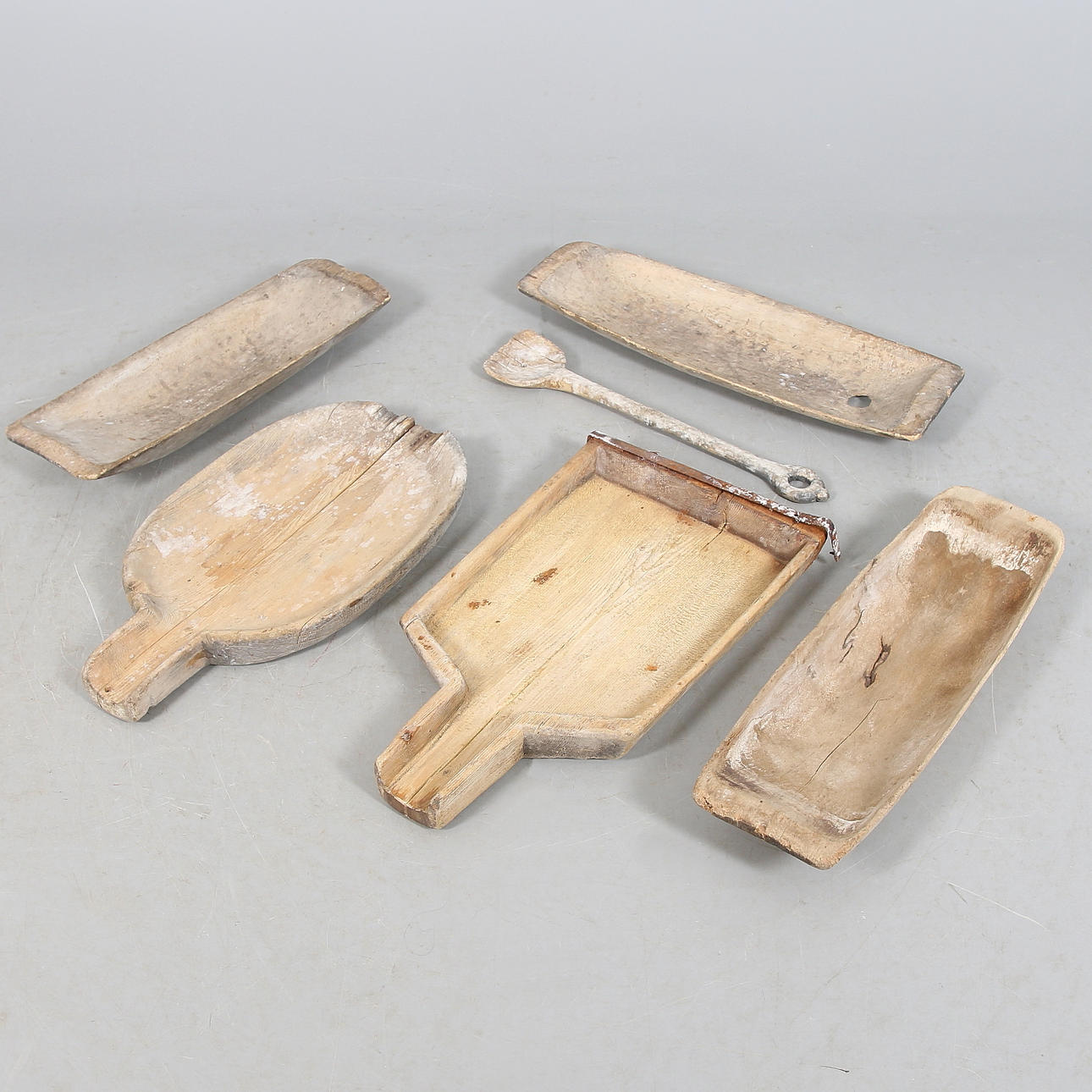 ALLMOGEFÖREMÅL, 5 st, bl.a. tråg. 1800-tal.