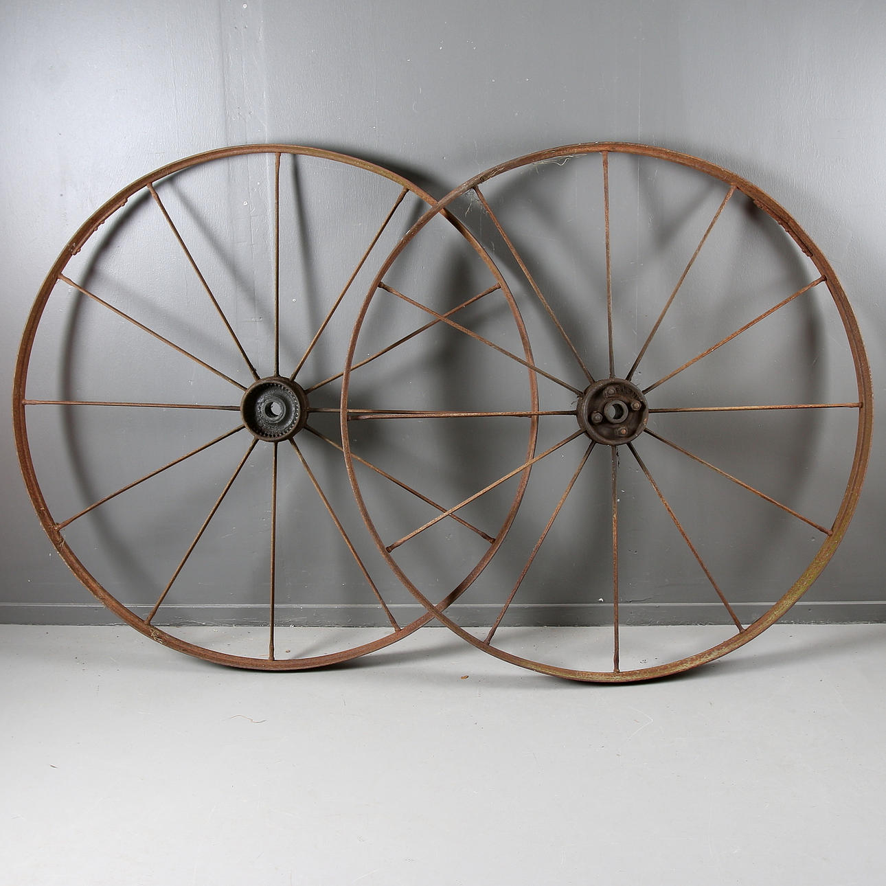 HJUL, 2 st, järn. 1800-tal.