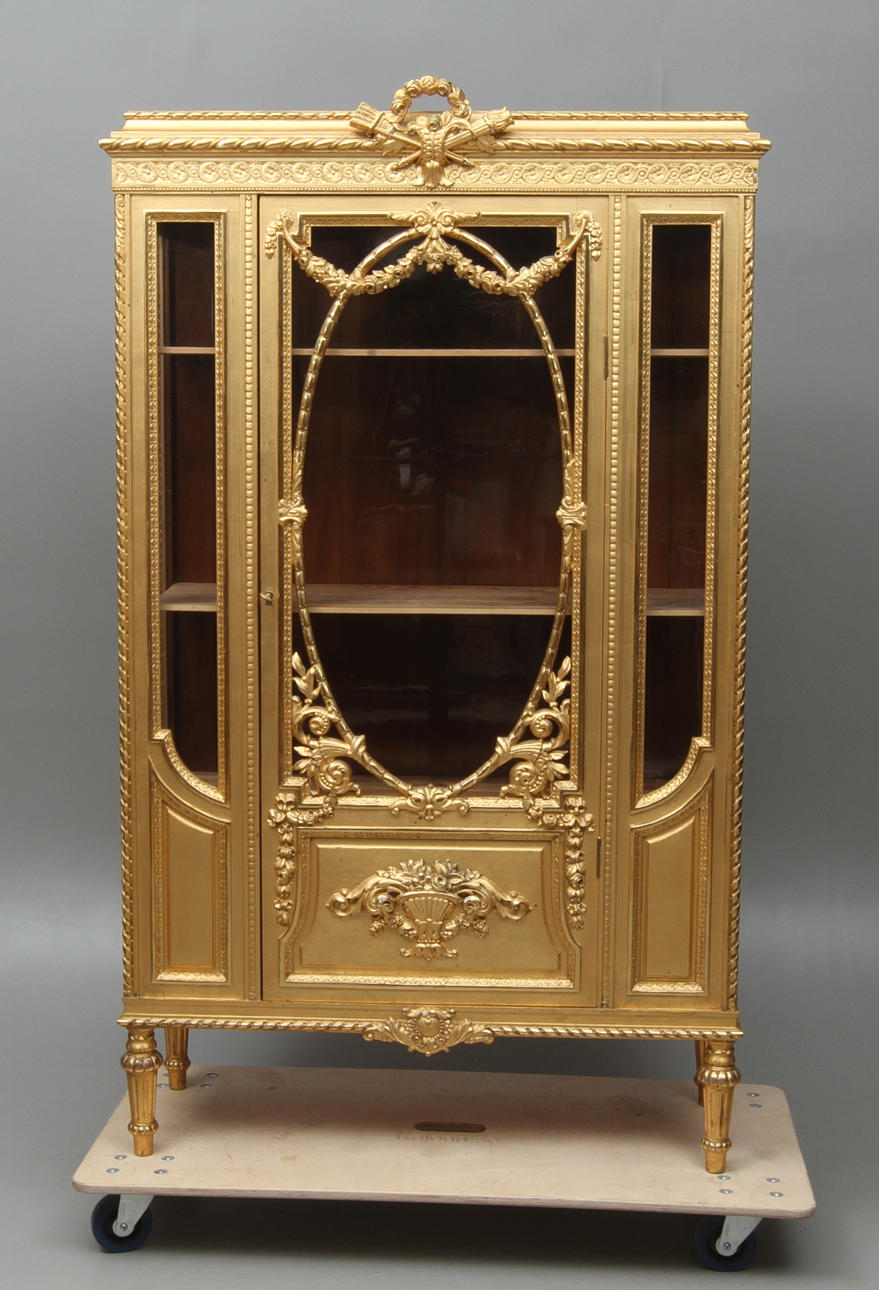 VITRINSKÅP, Louis XVI-stil, omkring 1900.