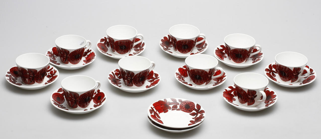 KOPPAR med FAT, 10 delar (+2), benporslin, "Röd Aster", Stig Lindberg, Gustavsberg.
