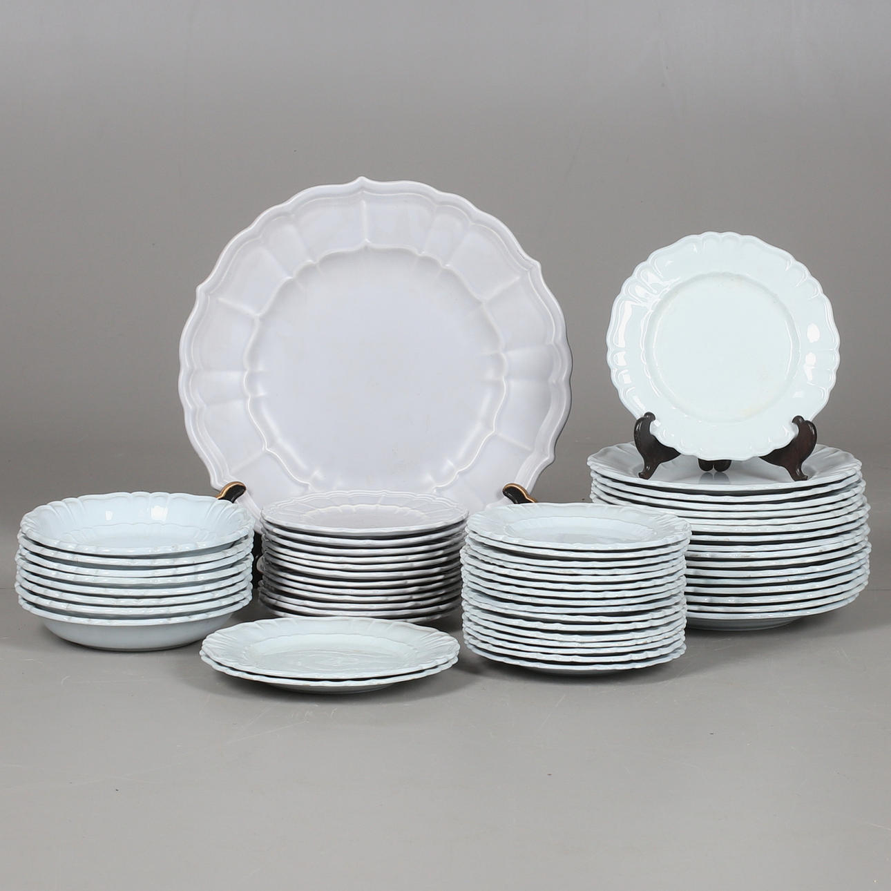 PARTI GEFLE-TALLRIKAR, 43 + 12 st (+1 uppläggningsfat) keramik, 1900-tal.