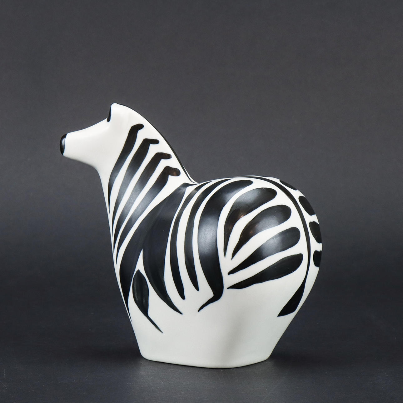 LILLEMOR MANNERHEIM. Zebra, Arabia, för WWF. Keramik & Porslin