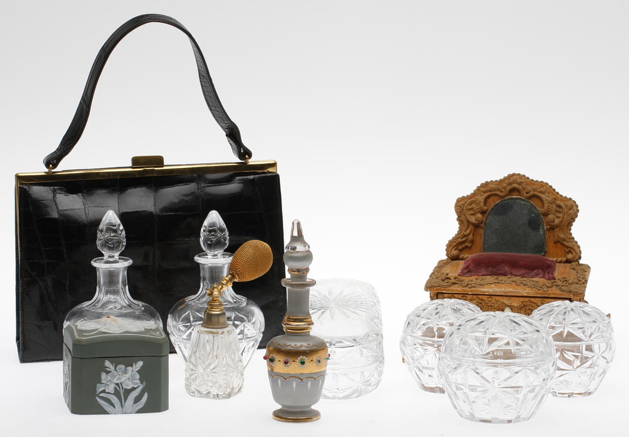 DIVERSE, 11 delar, handväska, toalettuppsatsdelar, smyckesskrin, 1800-1900-tal.