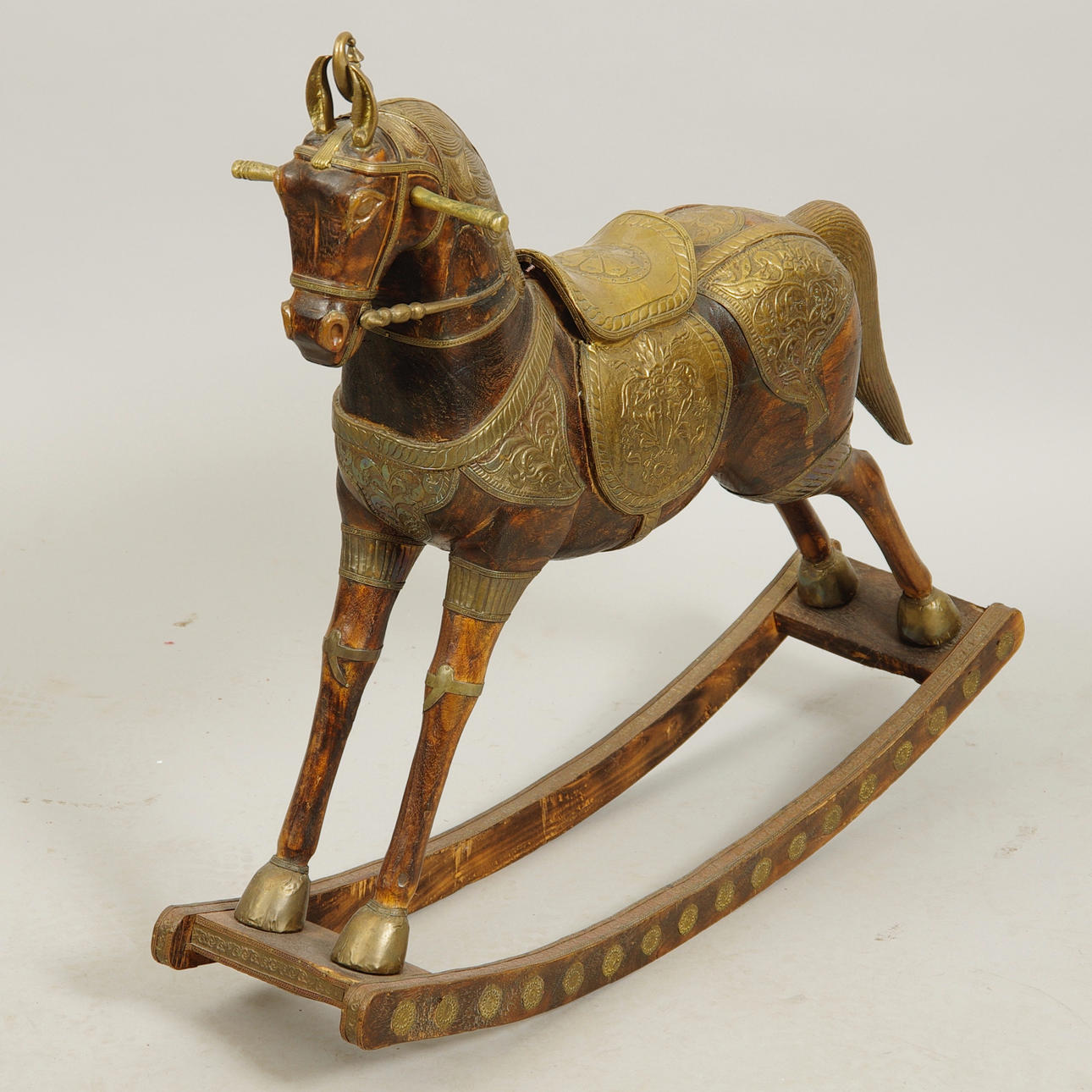 GUNGHÄST, orientalisk, 1900/2000-tal, trä/mässing.