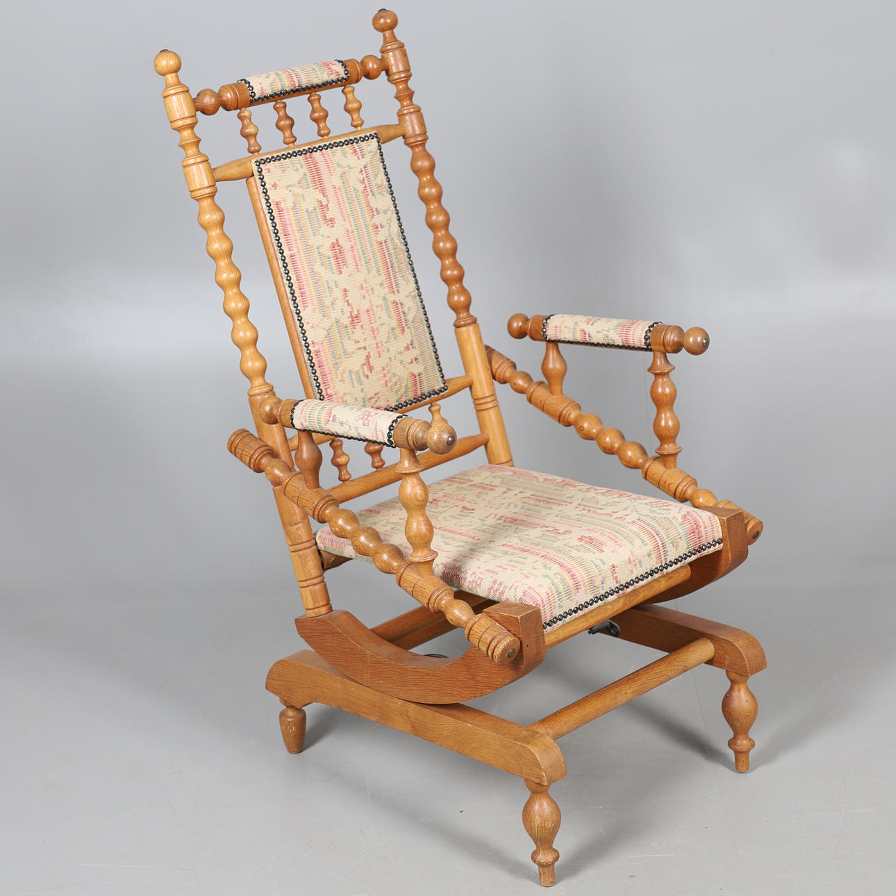 EN MODERN VIKTORIANSK STIL GUNGSTOL.