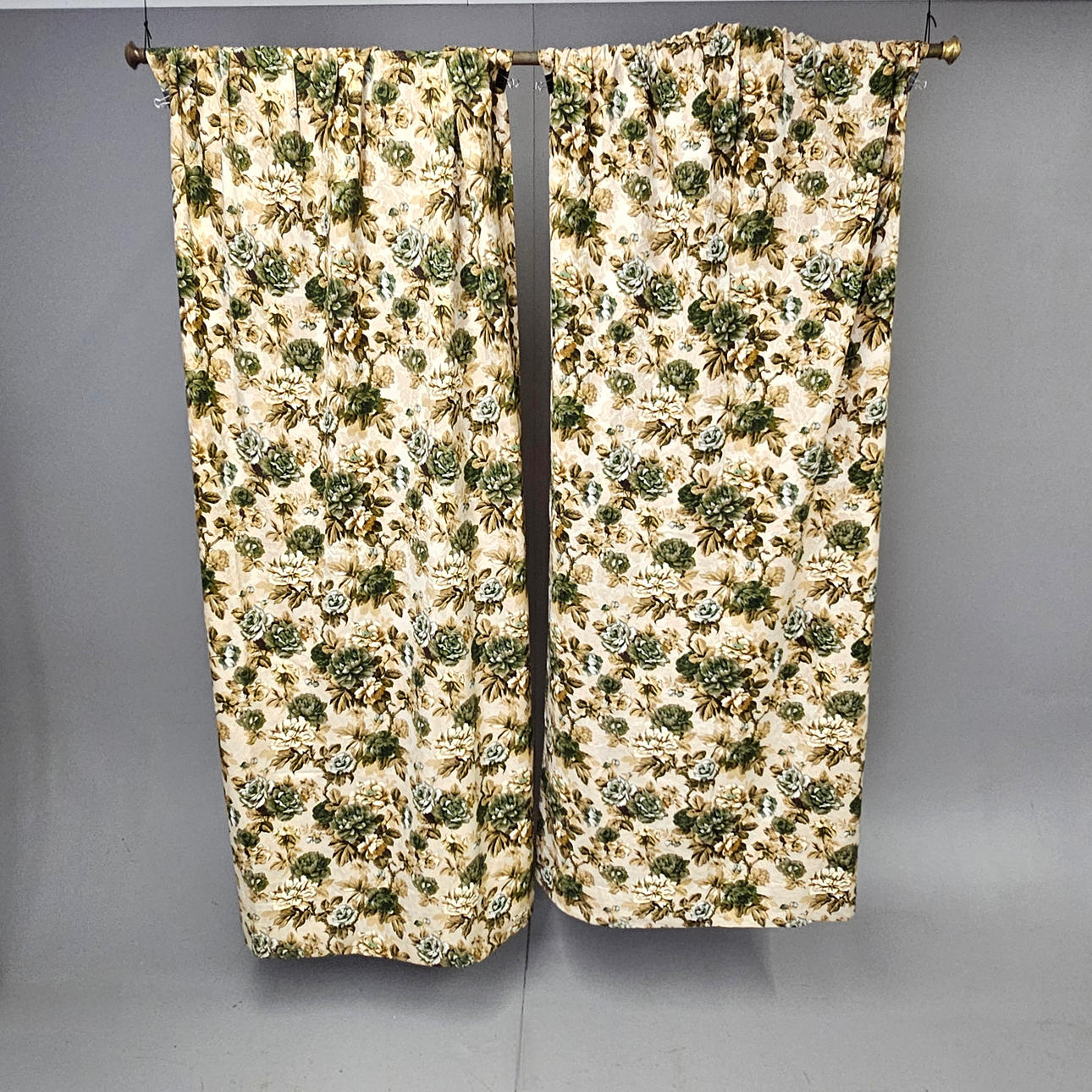 PAR ENGELSKA CRETON GARDINER MED HÖSTFÄRGER.